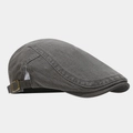 Gros plan sur un béret en coton gris avec boucle latérale en laiton vieilli et texture - Réglable / Gris clair
