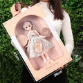 Detailansicht der Puppen-Geschenkbox mit Abmessungen: Höhe 41 cm und Breite 26 cm - 41cm Box Weiße 30cm Puppe
