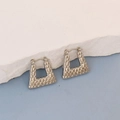 Détails de boucles d'oreilles trapèze argentées avec texture martelée en relief - Texture d'Écailles Trapèze Argent