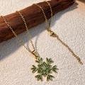 Collar dorado de acero con colgante de copo de nieve verde sobre una rama rústica - Estilo de Copo de Nieve Verde (XL-YS215-2)