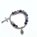 Dettaglio del bracciale con perle di vetro crackle blu e viola con croce e medaglia - Stile 11 (Viola Blu Craccato)
