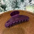 Dettaglio del fermaglio per capelli in acetato bordeaux con logo dorato su vassoio - Viola Scuro - Testa Rotonda 8 Denti