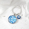 Dettaglio dei ciondoli Evil Eye in vetro blu su un portachiavi in metallo argentato - Occhi Multi-Tondi Misti Blu Reale