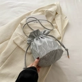Sac seau argenté avec fermeture à cordon et finition plissée texture marbre - Argenté