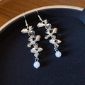 Détail de boucles d'oreilles en feuilles d'argent avec glands floraux et perles sur plateau - 41# Crochet d'oreille-Argent-Fleur