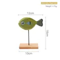 Handgefertigte grüne Holzfisch-Skulptur auf Metallständer mit massivem Holzsockel - Grüner Dickkopf-Fisch