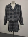 Dettaglio del completo grigio pied-de-poule con blazer corto e gonna a pieghe - S / Grigio