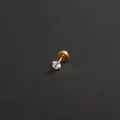 Pendiente de acero de titanio dorado con circonita transparente y engaste de 4 garras - Tornillo de fondo plano / 4mm / Dorado