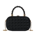 Sac boîte noir élégant avec texture matelassée et bandoulière chaîne dorée - Noir