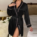 Peignoir élégant en soie glacée noire pour femme avec liseré rose et ceinture assortie - S / Noir