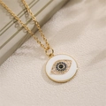 Goldene Halskette mit rundem Evil Eye Anhänger, blauen Kristallen und weißer Emaille - Runder Anhänger / Weiß (Rund)