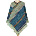 Poncho ethnique en tricot à motifs zigzags bleus et franges sur un mannequin - Poncho pull-over / Nouveau Vert