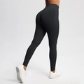 Detailansicht der nahtlosen High-Waist-Yogahose mit Push-up-Effekt und figurformendem Design - Schwarz
