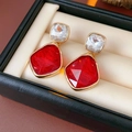 Detalle de pendientes vintage con gemas rojas y acabado dorado en un estuche de regalo - Dorado-Rojo (Pin de Plata)