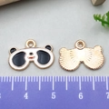 Ciondolo a forma di panda in smalto con retro dorato e righello di misura da 2,5 cm - Panda con gli Occhiali
