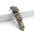 Macro d'un pendentif jaspe dalmatien hexagonal avec décor floral en argent - Jaspe dalmatien