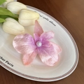 Pince à cheveux fleur de pivoine en soie rose violette avec perle sur plat blanc - 26# Cymbidium Rose
