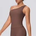 Detail eines schokobraunen One-Shoulder-Sport-BHs aus mattem, hochelastischem Stoff - S / Kastanienbraun