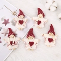 Fünf handgefertigte Weihnachtsfiguren aus rotem Wollfilz mit Holzkopf und Herz-Dekor - Herz Mädchen / Weiß / 5 Stück