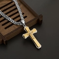 Nahaufnahme des Edelstahlschmucks mit zweifarbigem Kreuzanhänger und Zirkoniasteinen - Mit Halskette / Zweifarbig Gold Silber