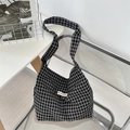 Vue détaillée du sac cabas minimaliste en toile à carreaux noirs et blancs avec étiquette - Noir à Carreaux et Rayures