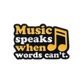 Emaille muziekspeld met de tekst 'Music speaks when words can't' en gele muzieknoten - Music Speaks When Words Can't Stijl (QHXZ1481)