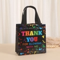 Zwarte non-woven cadeautas met kleurrijke Thank You tekst en artistieke verfspatten - THANK YOU FOR GLOWING WITH ME