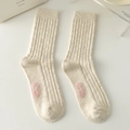 Gemütliche cremefarbene Baumwoll-Stricksocken mit vertikaler Textur und Logo-Label - Gedreht