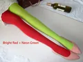 Détail du collant asymétrique en velours rouge et vert fluo avec des escarpins roses - Entrejambe fermé / Rouge+Vert fluorescent