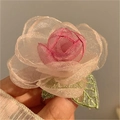Pince à cheveux fleur en organza rose et beige avec des feuilles brodées vertes - Barrette Rose Séchée