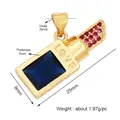 Pendentif rouge à lèvres doré créatif avec gravure LOVE et strass rouges sur fond blanc - Rouge à Lèvres Bleu