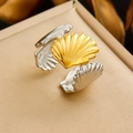 Dettaglio dell'anello aperto a forma di conchiglia bicolore oro e argento su tessuto - Design a Conchiglia (R563)