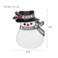 Detailansicht der Emaille-Schneemann-Brosche mit rotem Hut und Maßen 4 cm x 3 cm - XZ5017 Silberner Schneemann