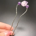 Dettaglio della forcina a U fatta a mano con perline viola e cristallo rosa naturale - Argento Antico Base