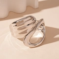 Makroaufnahme eines silbernen Rings mit flüssiger Metallstruktur und Wellendesign - Silber