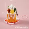 Miniatur-Kuchen-Schlüsselanhänger in Orange mit Sahne-Topping und rosa Schlaufe - Weiße Creme mit rosa Handykordel