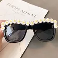 Occhiali da sole neri oversize da donna con decorazioni di margherite bianche fatte a mano - N. 8 (Montatura Nera Margherita)