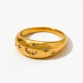 Breiter goldener Vintage-Ring mit Stern-Mond-Gravuren und Zirkonia-Steinen - US 6 / Mond Eingesetztes Gold (KBJ395)