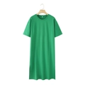 Detailansicht des grünen Kurzarm-T-Shirt-Kleides mit Seitenschlitz am Saum auf Holzbügel - Grün