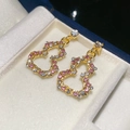 Detalle macro de pendientes de hulu huecos con diamantes de imitación rosas - Estilo de Calabaza Hueca (Dorado-Rosa)