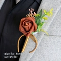 Boutonniere mit orangefarbener PE-Rose und goldenem Band für Hochzeitsanzüge - Dreckiges Orange