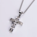 Poliertes Silber-Kreuz-Halskette mit quadratischen Steinen an einer Metallkette - Stahlfarbe