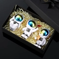Tre statuine di astronauti bianchi con visiera dorata in una scatola regalo nera con rafia - Versione Ascolto - Set Scatola Regalo Sfumato
