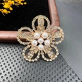 Broche fleur dorée vintage avec cristaux étincelants et perles blanches sur velours noir - BZ066 Fleur à Cinq Pétales de Palais