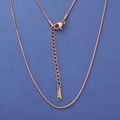 Detail der roségoldenen Schlangenkette mit Karabinerverschluss und S-STEEL-Anhänger - 1.5mm 45+5cm / Roségold