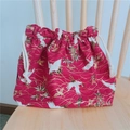 Gros plan d'un sac bento japonais avec motif de grue et cordon en coton épais - Oiseau Rouge