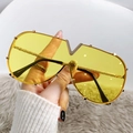 Occhiali da sole oversize gialli senza montatura con ponte a V dorato e borchie metalliche - Montatura Dorata Lenti Gialle