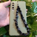 Dettaglio del ciondolo per telefono con scaglie di pietra naturale nera e bianca a mano - Stile Ossidiana Fiocco di Neve Frantumata (款二)