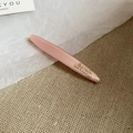 Détail de la barrette en résine rose avec base dorée et lettrage Barrette La France - Rose Clair