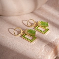 Detail macro-opname van vintage groene strass oorbellen met geometrisch goudkleurig frame - Groen Vierkant Oorring